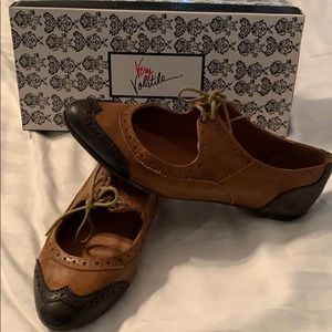 Vintage style brown flats